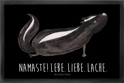 Produktbild von Mr. & Mrs. Panda Fußmatte Stinktier Yoga 60 x 90 cm - Schwarz - Geschenk, Schmutzfangmatte, Sauberlaufmatte, Liebe, Schmutzmatte, bodenmatte, Lebe, Skunk, Raubtier
