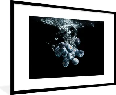 Produktbild von MuchoWow® Gerahmtes Poster Blaubeeren - Obst - Beeren - Stillleben - Wasser - Schwarz 90x60 cm - Poster mit Schwarzem Bilderrahmen Wandposter Rahmen Foto Bilder - Wanddekoration - Fotos