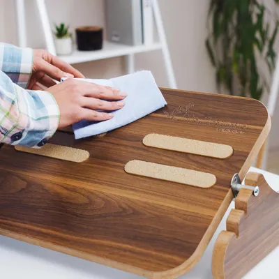 Produktbild von Holzfußstütze für den Schreibtisch – Ergonomische Fußbank mit Wippfunktion & verstellbarer Höhe – Unter dem Schreibtisch für Homeoffice oder Büro.