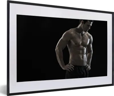 Produktbild von MuchoWow® MuchoWow® Gerahmtes Poster Porträt eines muskulösen Mannes 60x40 cm - Poster mit zchwarzem Bilderrahmen - Schlafzimmer - Plakat in Rahmen - Drucken