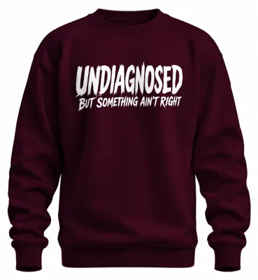 Imagen del producto de Camiseta de cuello redondo con el texto: "No diagnosticado, pero algo no está bien". Color burdeos, talla M