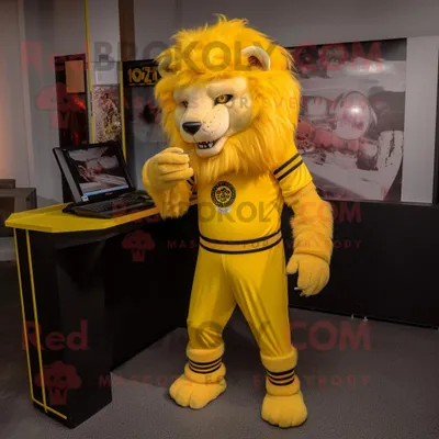 Produktbild von Maskottchen REDBROKOLY Kostümfigur des gelben Tamer-Löwen bekleidet mit Hose und Haarnadeln