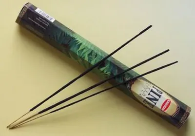 Das Bild zeigt eine Packung Räucherstäbchen mit Pinien-Duft der Firma Krishan.