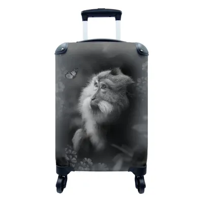 Produktbild von MuchoWow® Koffer Handgepäck Trolley Rollkoffer Kleine Reisekoffer mit 4 Rollen - Affe und Schmetterling im Dschungel - schwarz und weiß - Cabin Size < 55x40x23 cm & 55x40x20 cm - Fotokoffer - Kabinenkoffer - Boardgepäck - Reise-Box - Reisekoffer - Reisegepäck - Koffer mit Bild - Trolley für Kinder