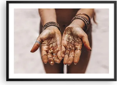 Produktbild von Gerahmtes Poster - Schwarzer Rahmen - Hände Strand Gold - 70x50 cm - Wand Bild - Wanddeko - Wandbilder - Kunstposter - Wandposter - Bilderrahmen - Bilder - Kunstdruck - P2BAA70x50-5055