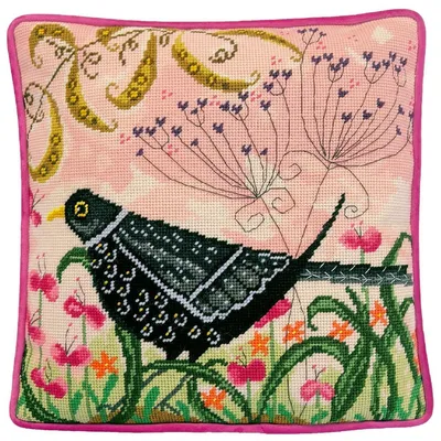 Zdjęcie produktu dla Zestaw poduszek do haftu gobelinowego Bothy Threads "Blackbird", nadrukowany obrazek do haftu, TLH1, 36x36cm