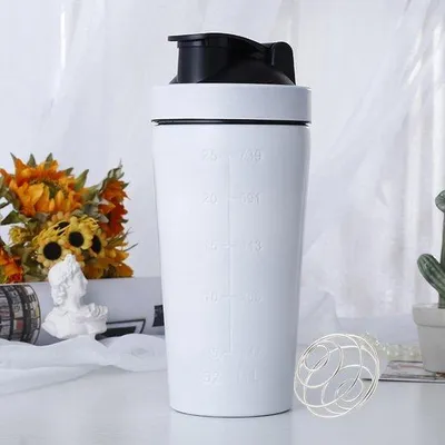 Obrázok produktu pre Šejker na proteíny 750 ml, z nehrdzavejúcej ocele, s miešacou guličkou, biely, na prípravu krémových proteínových kokteilov v posilňovni