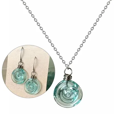 Produktbild von Handgefertigte Spiral-Ohrringe aus recyceltem Glas – Trendiger Strandschmuck, Inspiriertes Geschenk für Frauen, Mutter, Schwester