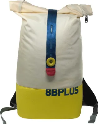 8bplus Rolltop Backpack in beige und gelb mit blauer Schnalle und rotem Knopf; ideal für Klettern.