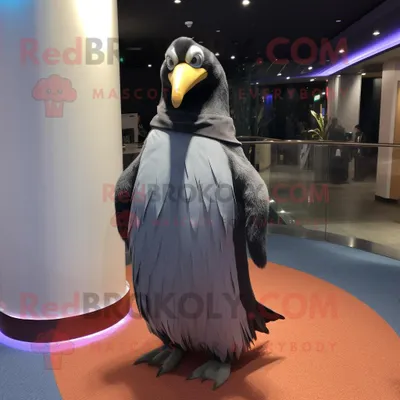 Produktbild von Grauer REDBROKOLY Pinguin Maskottchen Kostüm charakter gekleidet mit einem Abendkleid und Gürteln