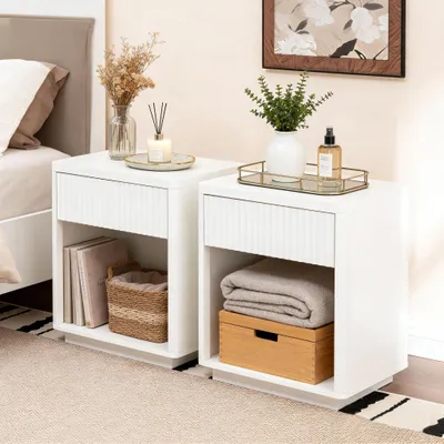 Productafbeelding van MODFU 2-delige nachtkastjes, witte bijzettafels met lade en open vak, ribbelpaneel design, opbergkast, 55x40x63,5 cm