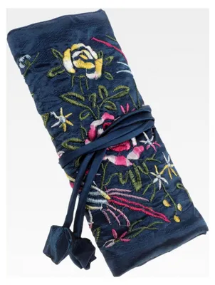 Produktbild von Reise Schmuckrolle aus Besticktem Stoff in Pfauenblau – Faltbares Schmucktäschchen für Ringe, Ohrringe, Halsketten und Armbänder
