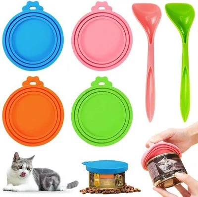 Imagen del producto de Conjunto de tapas de silicona y cucharas Ibzenoa® para almacenar alimentos para animales y personas: 4 tapas de diferentes colores (2,5", 2,9", 3,3"), aptas para uso alimentario, flexibles, aptas para lavavajillas, y 2 cucharas de plástico