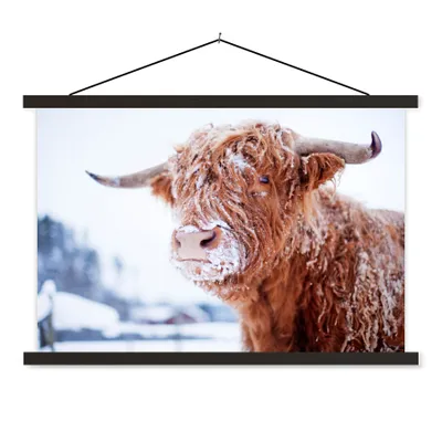 Produktbild von MuchoWow® Textilposter Schottischer Highlander - Schnee - Braun 60x40 cm mit schwarzem Rahmen - Hölzernes