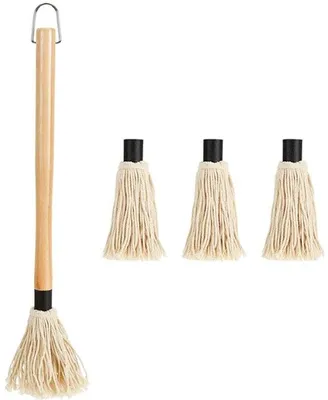 Productafbeelding van Grillborstel met houten handvat, inclusief 3 reservekopjes, en een professionele sausapplicator voor sauzen en marinades, ideaal voor de grill.