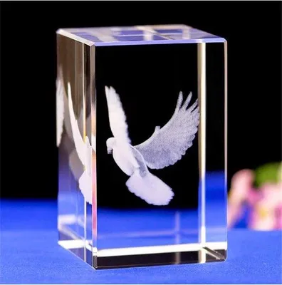 Produktbild von Kristallasergravur mit 3D Friedensstern-Motiv in Cadeauverpackung (30 x 30 x 40 mm)