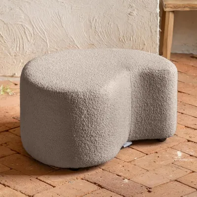 Productafbeelding van Zitkruk van bouclé-stof (lichtbruin) – Poef, voetenbank en gestoffeerde kruk voor woonkamer, slaapkamer, hal en kleedkamer – 68 x 64 x 36 cm