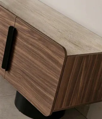 Immagine prodotto di Mobile TV basso dal design elegante e con un pratico ripiano