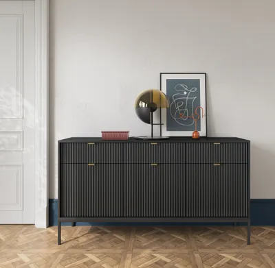 Produktbild von Sideboard 150 cm Visanna – Dreitürige Kommode mit Schubladen, geriffelten Fronten & schwarzen Griffen (Schwarz + Schwarz)