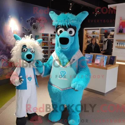 Produktbild von Maskottchenfigur REDBROKOLY eines türkisfarbenen Lamas mit Spielanzug und Krawatte