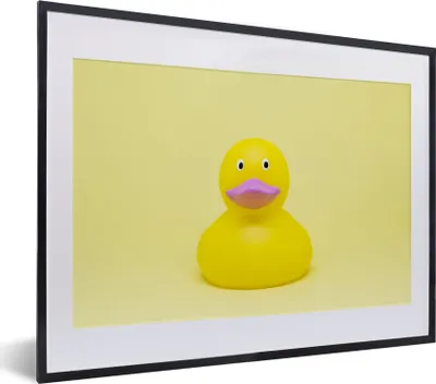 Produktbild von MuchoWow® MuchoWow® Gerahmtes Poster Gummi-Ente - Gelb - Rosa 40x30 cm - Poster mit zchwarzem Bilderrahmen - Bilderrahmen - Poster im Rahmen