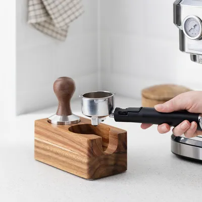 Produktbild von Navaris Tamperstation 58mm aus Akazienholz - Holz Tamper Station für Siebträger - Abklopfbehälter Abklopfer - Barista Zubehör - natur braun