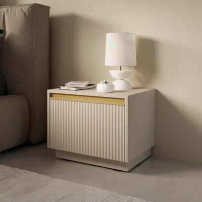 Produktbild von Geriffelter Nachttisch ROMA beiger Nachtschrank mit goldenen Griffen moderner Nachttisch mit gefräster Front, Farbe: Beige