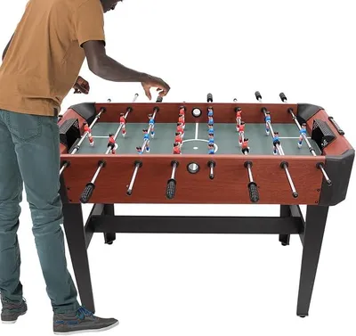 Imagen del producto de Tischkicker, mesa de futbolín. Experiencia de fútbol simulada, incluye balones y marcador. Diseño con 8 palancas, apto para adultos y niños. Dimensiones: 120 x 61 x 81 cm