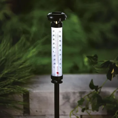 Produktbild von Solarbetriebenes Gartenthermometer mit LED – Analoges Thermometer – Kaltweiße LED – Ø 6,3 x 44,5 cm – Solarbetrieben – Mit Erdspieß – Für Garten und Außenbereich [11279], KI-generiertes Bild