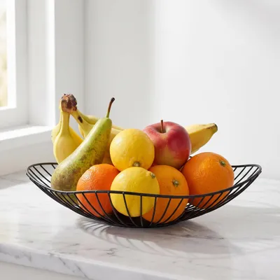 Produktbild von QUVIO Obstschale - Obstkorb - Schalen - Dekorative Schalen - Gemüseschale - Aufbewahrung - Stahldraht - Quadratisch - Metall - Schwarz - Aufrecht - 27 x 27 x 5 cm (lxbxh), KI-generiertes Bild
