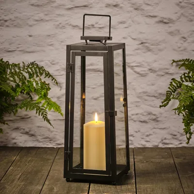 Produktbild von Lights4fun Solar-Laterne aus Metall | mit warmweißer LED-Kerze | Wetterfest für Außen Outdoor Garten Balkon Terrasse | Solarleuchten Solarlampen Gartenleuchten | Höhe 39,5 cm | Schwarz
