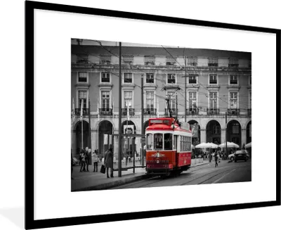 Produktbild von MuchoWow® Gerahmtes Poster Schwarz-Weiß-Foto mit einer roten Straßenbahn 90x60 cm - Poster mit Schwarzem Bilderrahmen Wandposter Rahmen Foto Bilder - Wanddekoration - Fotos