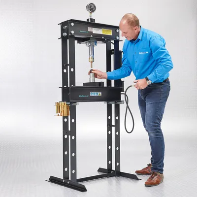 Produktbild von Hydropneumatische Werkstattpresse 30 Tonnen + 8-teiliger Stempelsatz