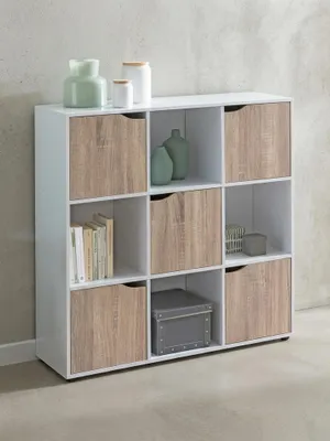 Frontalansicht des 89 cm breiten Sideboards auf weißem Hintergrund. Die klaren Linien und die fünf grifflosen Türen mit eleganter Aussparung prägen das skandinavische Design._#sku_BARWL5.526#