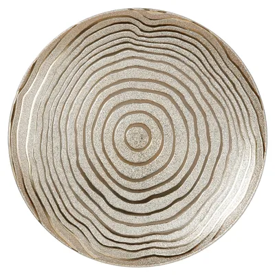 Runder Dekoteller aus Kunststoff in glänzender Goldfarbe mit einer eingeprägten Struktur, die an natürliche Jahresringe erinnert.