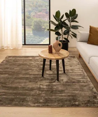 Immagine prodotto di Tappeto in viscosa Unyqoos®, forma quadrata, 200x200 cm, colore marrone perla, realizzato a mano, peso di 3500 g/m², superficie setosa e morbida