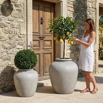Produktbild von Pflanzkübel aus Beton Provencelia ORIGIN Nebelgrau, Ø43 cm x H48 cm, frostbeständig
