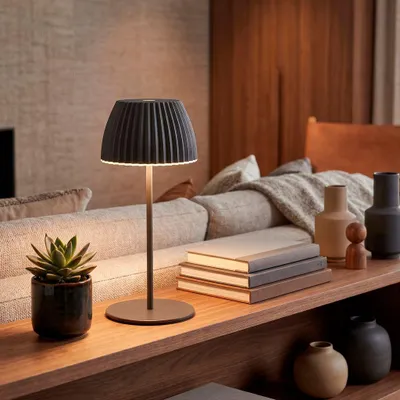 Immagine prodotto di Briloner RIFFLE Mini Lampada da tavolo LED senza fili IP44, dimmerabile, touch, batteria ricaricabile, vincitrice del German Design Award 2025, antracite, Ø8,5 x 20 cm