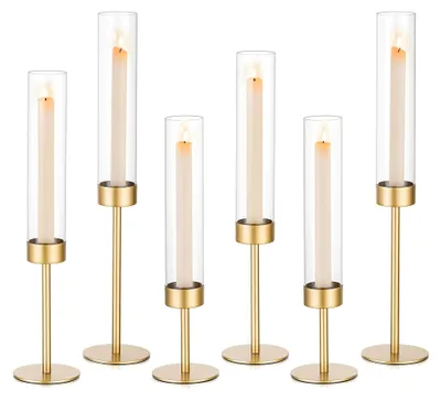 Produktbild von Goldene Kerzenhalter für Stabkerzen: 6er Set Vintage Kerzenständer mit Glaszylinder für Tischdekoration - Metallische Stabkerzenhalter mit Windlichtern für Wohnzimmer und Feiern