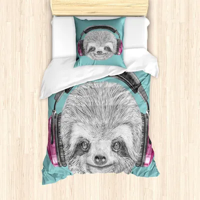 Immagine prodotto di Set copripiumino ABAKUHAUS Sloth, ritratto di DJ Sloth con cuffie - personaggio moderno e divertente - sorriso simpatico e accattivante, 135 x 200 cm + 80 x 80 cm, grigio verde acqua fucsia