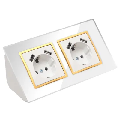 Produktbild von Glas Ecksteckdose 2-fach Steckdose mit USB Steckdosenblock 45° Verteilerdose weiß mit goldenem Rand.