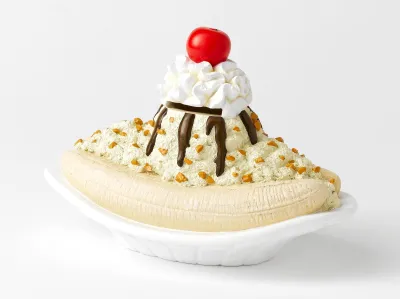 Produktbild von Bananendessert. Spardose aus Polyresin. Bunt bemalt. 19x11x14 cm.