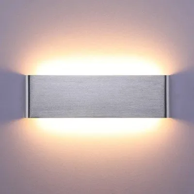 Obrázek produktu pro Stříbrná LED nástěnná lampa s funkcí stmívání, krytí IP44, vhodná do ložnice nebo chodby – teplá bílá barva světla.
