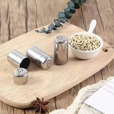 Produktbild von 8 Stück Mini-Zsaltstreuer - Edelstahl - kleine Gewürzstreuer mit Löchern - 5 ml - tragbares Pfefferglas für unterwegs - Brotdose - Silber - Salz - Gewürze - Camping - Pfefferstreuer - Reisen - Küchenaccessoires