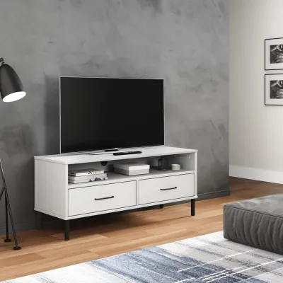 Obrázek produktu pro TV stolek s kovovými nohami, bílé barvy, rozměry 158x40x47 cm, vyrobený z masivního borového dřeva, vhodný do obývacího pokoje i ložnice