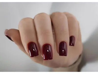 Image de Ongles artificiels courts, forme carrée, couleur rouge foncé bordeaux, finition brillante, avec colle pour ongles