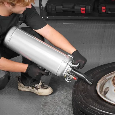 Zdjęcie produktu dla Ręczna pompka do opon VEVOR 10 L, ulepszona przenośna pompka do opon, 0,6-0,8 MPa do samochodów, motocykli, SUV-ów, pickupów, ATV, srebrna