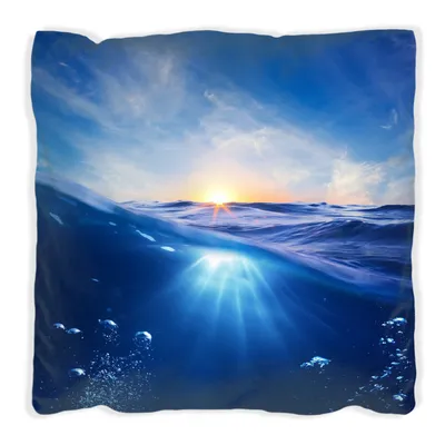 Produktbild von Wallario Premium Kissen, weiche Oberfläche, mit Motiv Wellen im Meer bei Sonnenuntergang, Größe: 60 x 60 cm, mit weißer Rückseite
