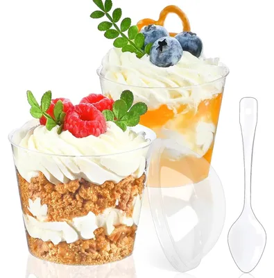 Produktbild von Set mit 50 Dessertgläsern aus Kunststoff mit Deckel und Löffeln für selbstgemachte Desserts