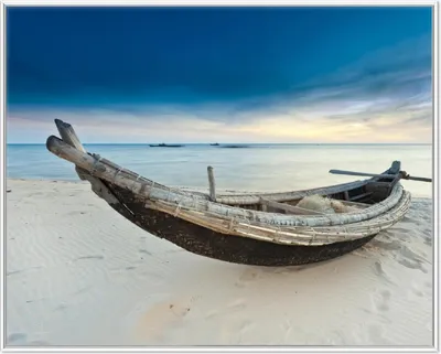 Produktbild von Wallario Wandbild Fischerboot am Strand mit Sonnenuntergang, Größe: 40,30 x 50,30 cm, Poster mit weißem Aluminiumrahmen